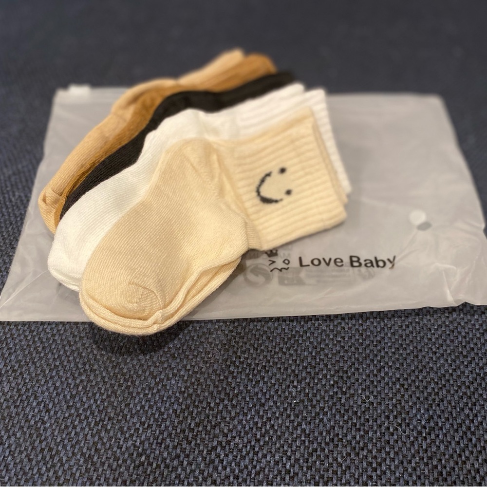 Cute 5 piece socks.
